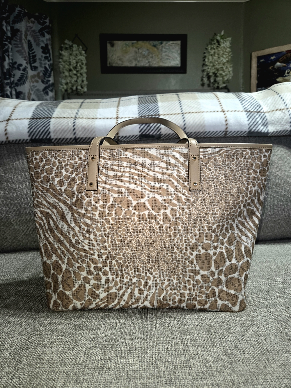 Micheal Kors Carter XL Zebra Women’s Animal Print Tote Bag in Beige and White